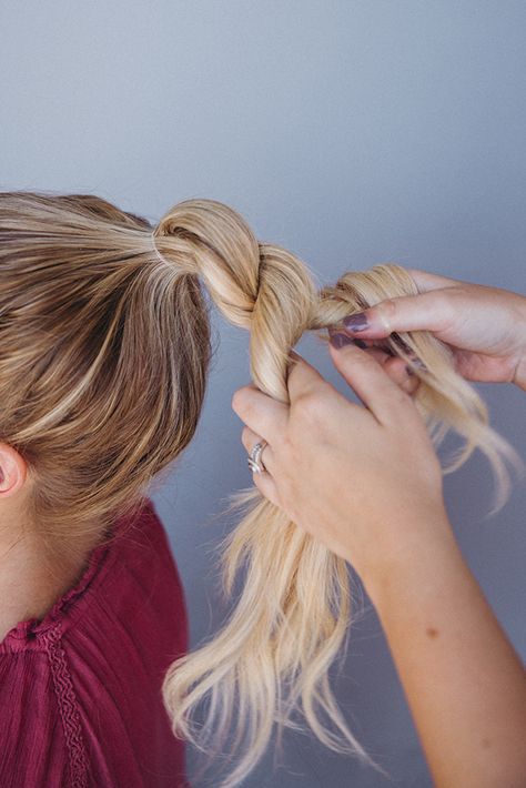 Top Knot For Fine Hair, Top Knot Long Hair, How To Top Knot Bun, Claw Clip Top Knot, Messy Top Knot Tutorial, Top Knots, Thick Hair Bun, Long Hair Buns, Top Bun Hairstyles