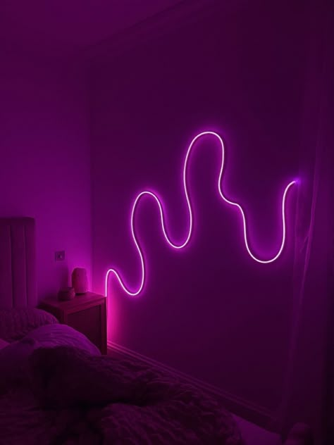 Neon Rope Light Ideas, Ideas Con Luces Led, Spare Bedroom Ideas, Vintage Bedrooms, Led Rope Light, Ideas Cuarto, Neon Bedroom, Led Lighting Bedroom, Space Nails