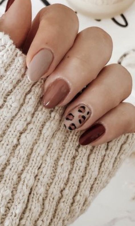 Neutral Brown Nail Designs, Gel Nails Animal Print, Safari Green Nails, Bare Nails With Design, Safari Nail Ideas, Tan And Brown Nails, Green And Tan Nails, Lepord Nails Designs, Leopard Almond Nails