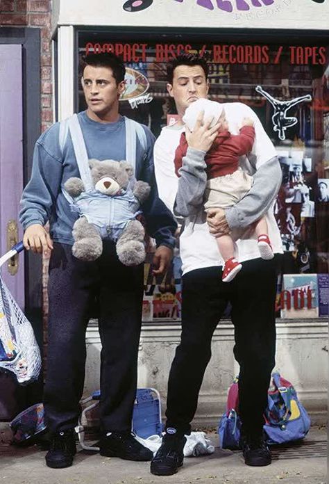 Matt Leblanc And Matthew Perry, Estilo Rachel Green, Friends 1994, Joey Chandler, Joey Friends, Friends Tv Quotes, Friends Best Moments, Friends Merchandise, Friends Scenes