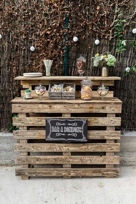 Décoration mariage : 10 DIY à faire avec des palettes en bois Palet Bar, How To Make A Bar, Bar En Palette, Bohemian Party, Deco Champetre, Pallet Bar, Pallets Garden, Pallet Ideas, Diy Pallet Projects