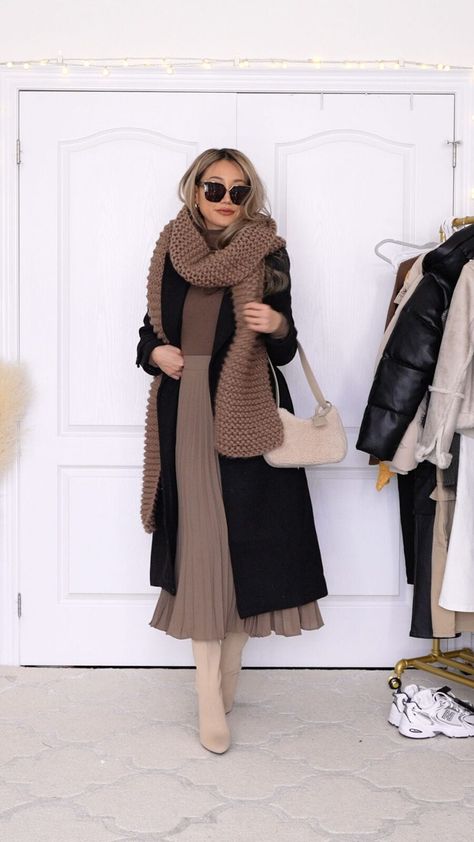 Long Skirt Outfits For Winter Coat, Long Skirt With Boots Outfit Winter, Kerina Wang Outfits Winter, Long Wool Skirt Outfit, Maxi Skirt With Boots, Knit Maxi Skirt Outfit, Wool Skirt Outfit Winter, Maxi Skirt Boots, Skirt In The Winter