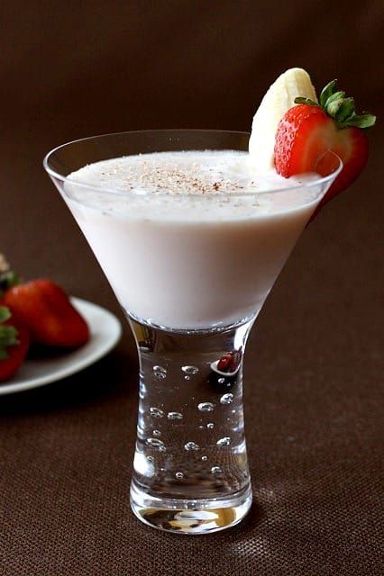 Banana Split Martini has the flavors of banana and strawberry. Mixed together with caramel vodka. Caramel Vodka, Martini Recipe, Martini Recipes, Alcohol Drink Recipes, Strawberry Banana, Banana Split, Slushies, Bar Drinks, Adult Drinks