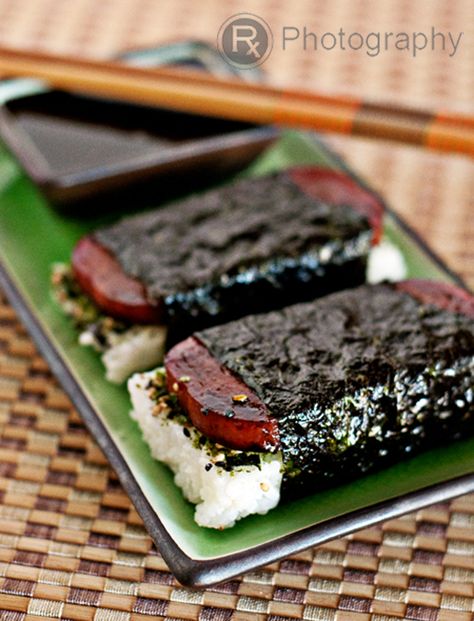 Musubi Spam, Spam Musubi Recipe, Koreansk Mad, Musubi Recipe, Chamorro Recipes, Spam Musubi, Hawaiian Dishes, Hawaii Food, Island Food