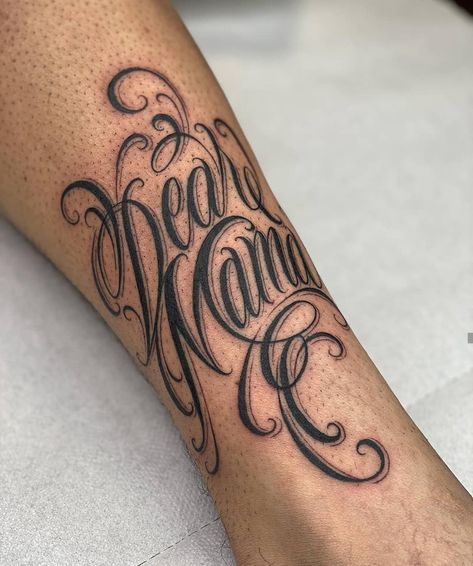 - DEAR MAMA -  Done b Dear Mama Tattoo, Lettering Tattoo Ideas, Boy Mom Tattoo, Band Tattoos For Men, Name Tattoos For Moms, Mum Tattoo, Mama Tattoo, Dear Mama, Tatuagem Masculina Pequena