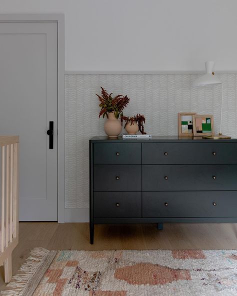 Modern Wainscoting Ideas, Desk Nook, Green Dresser, Black Dresser, Chic Wallpaper, Interior Design Photography, Marin County, Interior Photography, Classic Decor