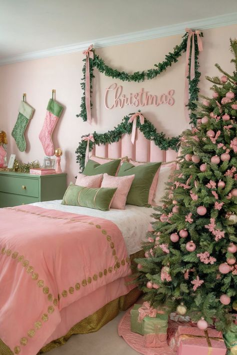 A pink bedroom featuring green accents, a Christmas tree, and matching pink and green holiday decorations. Bedroom Christmas Decor Pink, Pink Christmas Decorations Bedroom, Christmas Bedroom Pink, Green Christmas Bedroom, Pink Christmas Room Decor, Pink And Green Christmas Decor, Pink Green Christmas, Pink Christmas Bedroom, Pink And Green Christmas