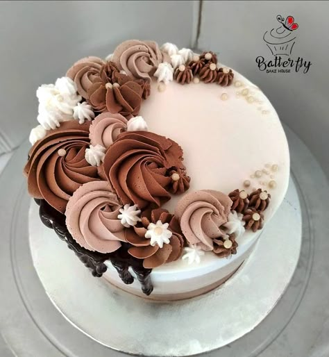 Chocolate Cream Cake Design, Chocolate Frosting Designs, Small Chocolate Birthday Cake Ideas, Chocolate And Vanilla Cake Decoration, Chocolate Icing Cake Design, Small Chocolate Cake Design, Vanilla Cake Design Ideas, Choc Cake Decoration Ideas, Small Cake Decorating Ideas