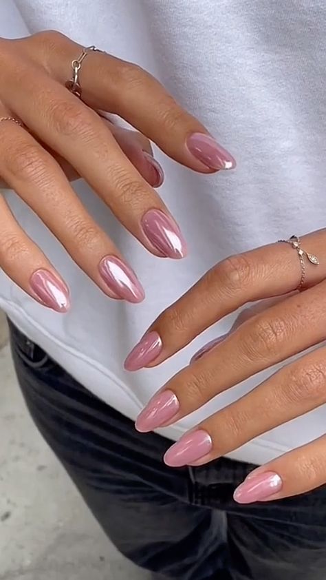 Pink Hologram Nails, Chrome Nails Squoval, Solid Chrome Nails, Shiny Pink Nails, Pink Nails Stiletto, Extra Short Almond Nails, Nail Tips Ideas, Light Pink Chrome Nails, Light Pink Chrome