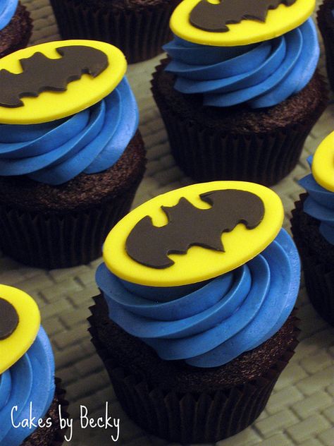 Batman Cupcakes :) Batman Cake And Cupcakes, Batman Birthday Cupcakes, Batman Desserts, Batman Cupcakes Ideas, Batman Party Food, Batman Cupcakes, Espresso Cupcakes, Batman Baby Shower, Cake Themes