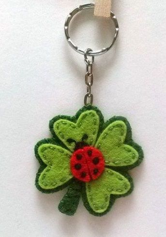 Felt Ladybug, Ladybug Keychain, Clover Keychain, Felt Keyring, Felt Keychain, Penanda Buku, Baby Mobil, St Patrick's Day Crafts, Good Luck Gifts