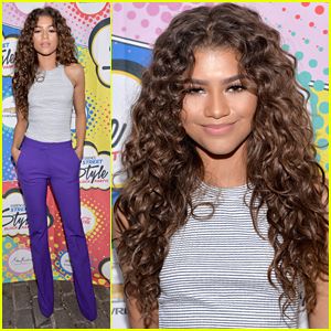 Zendaya Is A Curly Haired Goddess at Essence Style Block Party in NYC Curly Hairstyles Zendaya, Zendaya With Curly Hair, Zendaya Hair Braids, Zendaya Curly Hair Routine, Zendaya With Braids, Red Brown Hair, Zendaya Style, Beautiful Curly Hair, Natural Hair Inspiration