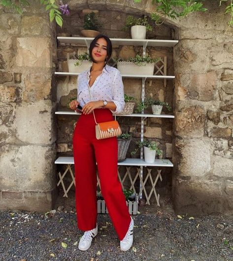 Outfits blanco y rojo que Santa Claus aprobaría | Es la Moda Red Outfits For Women Classy, Red Pants Outfit Summer, Red Pants Summer, Red Trousers Outfit Classy, Fall Dinner Outfits, Red Trousers Outfit, Red Outfit Casual, Red Jeans Outfit, Outfit Pantalon Rojo