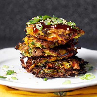 Japanese Vegetable Pancakes [Okonomiyaki] with Cabbage, Kale and Carrots @keyingredient #honey #vegetables #vegetarian Okonomiyaki Recipe, Veggie Pancakes, Vegetable Pancakes, Smitten Kitchen, Carrot Recipes, Pancake Recipe, Vegetable Dishes, Veggie Recipes, Savoury Food