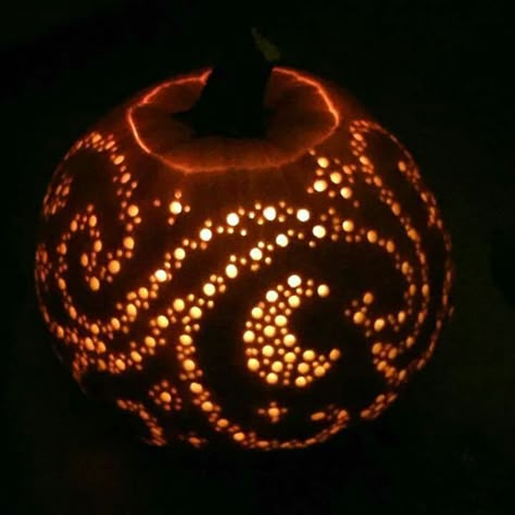 Fancy Carved Pumpkins, Art Pumpkin Carving, Pretty Carved Pumpkins, Nature Pumpkin Carving Ideas, Pumpkin Carving Pretty, Trendy Pumpkin Carving Ideas, Cute Pumpkin Carving Ideas Aesthetic, Cute Pumpkin Ideas Carving, Cute And Easy Pumpkin Carving Ideas