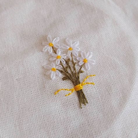 Handkerchief Embroidery, Diy Embroidery Shirt, Clothes Embroidery Diy, Simple Hand Embroidery Patterns, Diy Embroidery Designs, Hogwarts Aesthetic, Embroidery Tshirt, Hand Embroidery Patterns Flowers, Diy Embroidery Patterns