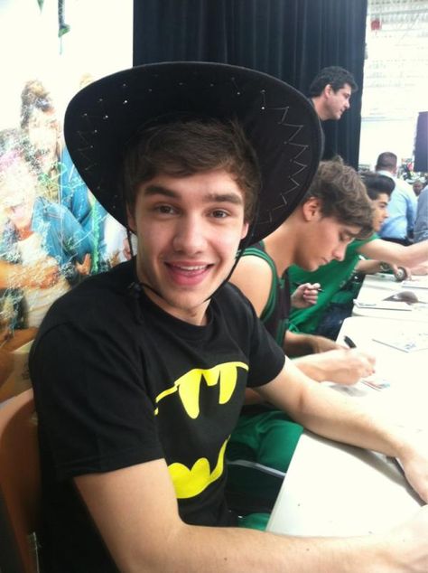 Liam Payne in a cowboy hat:) Batman Shirt, One Direction Photos, Liam James, One Direction Pictures, 1d And 5sos, The Perfect Guy, British Men, 1 Direction, Zayn Malik