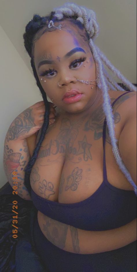 Fat Beautiful girls with tattoos Plus Size Woman Tattoo, Fat People Tattoos, Big Women’s Tattoos, Chubby Tattoo, Fat Ppl, Fat Black Lady, Fat Girls With Belly Button Piercing, Positivity Art, Girls With Tattoos