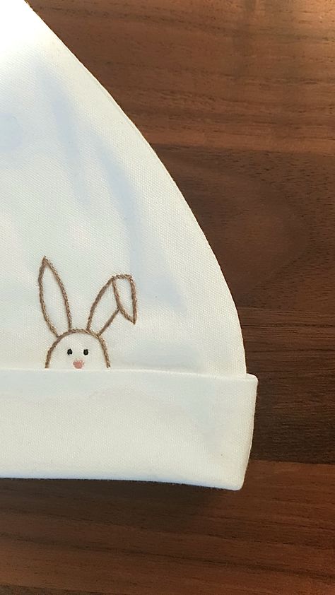 Simple Bunny Embroidery, Rabbit Embroidery Simple, Bunny Embroidery Patterns, Diy Hand Embroidery Letters, Baby Embroidery Ideas, Rabbit Embroidery Pattern, Embroidery Rabbit, Embroidery Bunny, Embroidered Onesie