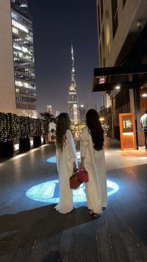 Nightlife Wallpaper, Dubai Outfits Ideas, Khaleeji Abaya, Dubai Nightlife, Dubai Women, Dubai Outfits, Dubai Vacation, Dubai Aesthetic, Dubai Lifestyle