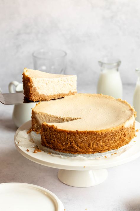 Cheesecake No Water Bath, Cheesecake Classic, Baked Vanilla Cheesecake, Cheesecake Photography, Vanilla Cheesecake Recipes, Cheesecake Photos, Slice Of Cheesecake, No Bake Vanilla Cheesecake, Cheese Desserts