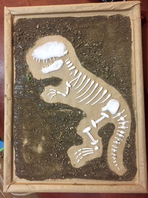 It is made with swabs and cotton - Hecho con hisopos y algodón Fossil Craft, Dino Craft, Dinosaur Display, Play Based Classroom, Dinosaur Lesson, Dinosaur Activities Preschool, Fossil Art, Dinosaur Projects, Muslim Kids Activities