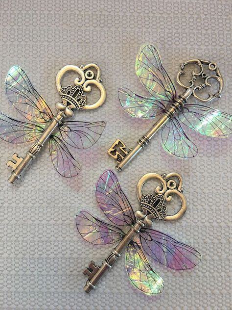 Flying Keys Harry Potter, Skeleton Key Crafts, Harry Potter Flying Keys, Flying Keys, Key Diy, Key Crafts, Diy Wings, Dragonfly Wings, Dekor Diy