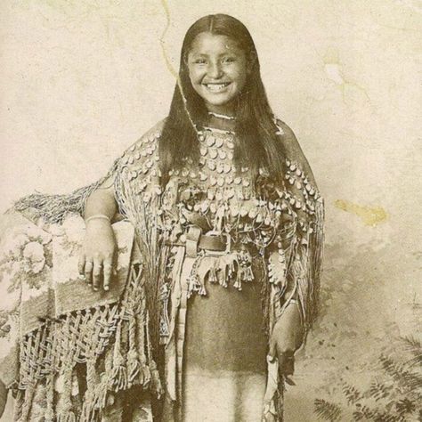 This Rare 1894 Photograph Shows a Young Indigenous Woman Smiling at the Viewer American Names, Native American Woman, Native American Children, Wilde Westen, American Teen, Portrait Vintage, Native American Photos, American Children, Native American Peoples