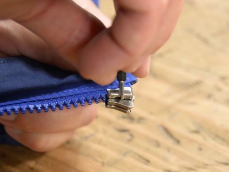 Lanyard Knot, Fix A Zipper, Zipper Tutorial, Mending Clothes, Zipper Repair, Zipper Vest, Broken Zipper, Bag Patterns To Sew, Clothing Care