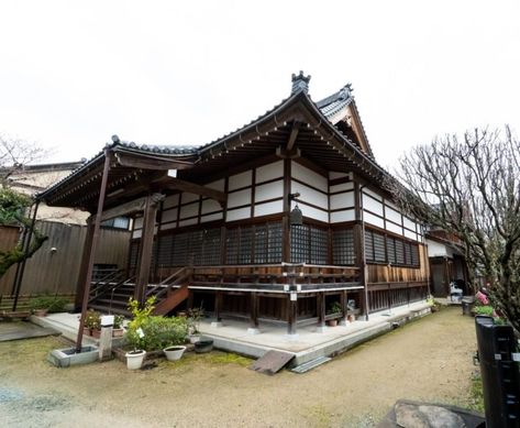 Japanese Influence On Western Architecture Part 1: The Early Period (Pre-Edo To Craftsmen Movement) | Nakamoto Forestry Edo Period House, Western Architecture, Charred Wood Siding, Japanese Buildings, Traditional Japanese House, Charred Wood, Sugi Ban, Shou Sugi Ban, Japan Photography