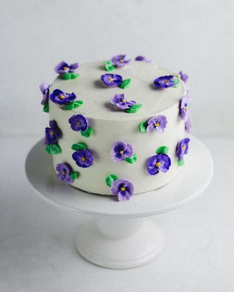 Violet Flower Cake, Violet Cake, Violet Cakes, Flower Cake Decorations, 89th Birthday, Birthday Cake With Flowers, Green Cake, Baking Inspiration, Colorful Cakes