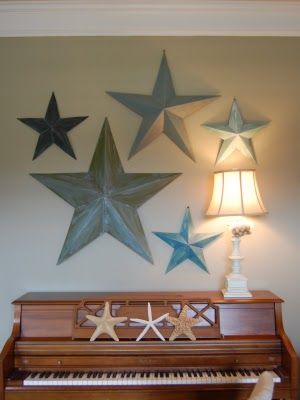 New idea for my wall...Metal stars on my wall, but different sizes and color!  And I know where to put them! Barn Star Decor, Beach Style Home, Bathroom Cute, Beach Themed Bathroom, Sophisticated Living Room, Stars Wall Decor, Metal Barn, Metal Stars, Star Wall