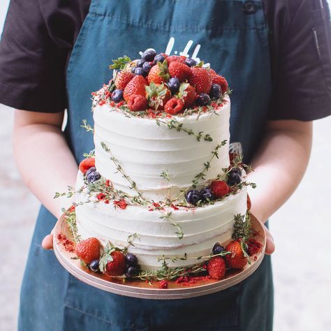 White Fruit Cake, Mixed Berry Cake, Thyme Cake, Wedding Cake Guide, Berry Wedding Cake, Strawberry Wedding Cakes, Fruit Wedding Cake, Anniversary Cupcakes, 2 Tier Wedding Cakes