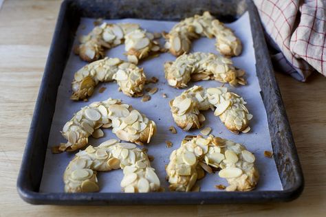 Mandelhornchen - almond paste cookies (gluten and dairy free) Almond Horseshoe Cookies, Almond Horn Cookies, Horseshoe Cookies, Marzipan Recipes, Almond Horns, Horn Cookies, Almond Paste Cookies, Almond Paste Recipes, Cookie Swap Recipes