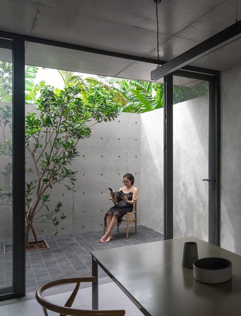 Small Concrete House, Modern Minimalist Garden, Minimalist Backyard, Courtyard Design, Simple House Design, Minimal House Design, Patio Interior, Interior Garden, Industrial House