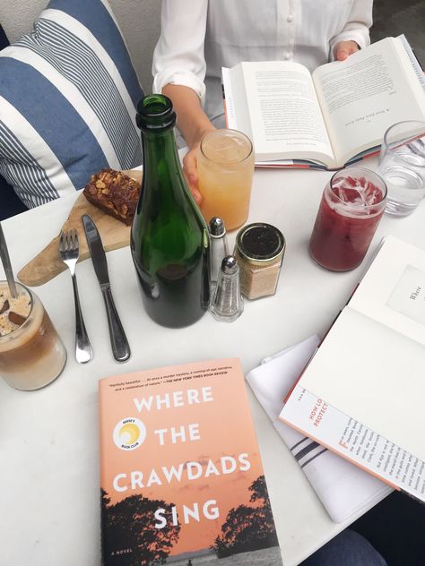 Book Club Aesthetic, Reese Witherspoon Book Club, Crawdads Sing, Where The Crawdads Sing, Book Club Parties, Best Book Covers, Club Penguin, Book Clubs, Clubbing Aesthetic