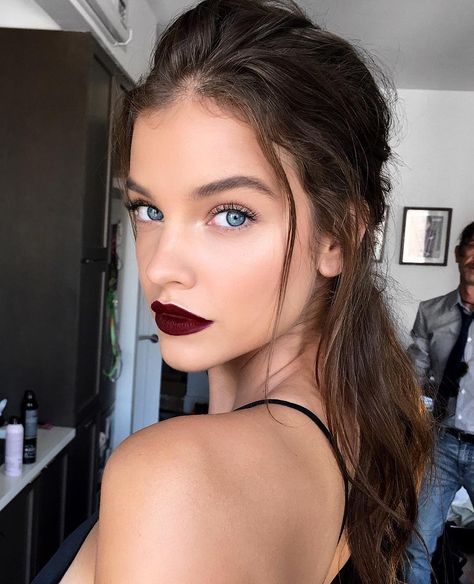 See this Instagram photo by @patrickta • 16.1k likes Palvin Barbara, Dark Lipstick, Beauty Make-up, Bold Makeup, Makeup Hacks, Bold Lips, Dark Lips, Fall Makeup, Barbara Palvin