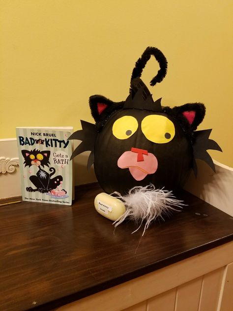 Literacy pumpkin: Bad Kitty! Kitty Pumpkin, Bad Kitty, Pumpkin Projects, School Craft, Fall Table Decor, Pumpkin Ideas, Bad Cats, Diy Stuff, Fall Table