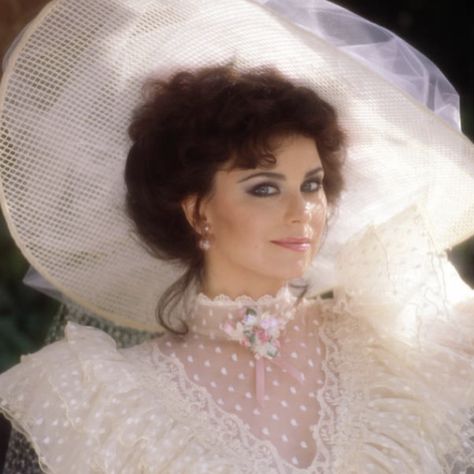 Delta Burke Designing Women, Kibbe Romantic, Candice Bergen, Delta Burke, 1980's Fashion, Ladylike Style, Female Transformation, Angel Cards, 1980s Fashion