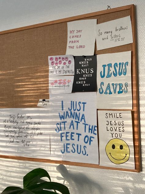 Christian Cork Board Ideas, Aesthetic Christian Decor, Christian Girl Bedroom, Christian Board Ideas, Jesus Room Decor, Prayer Board Ideas How To Make, Prayer Closet Ideas Decor, Prayer Corner Ideas Bedrooms Christian, Christian College Dorm