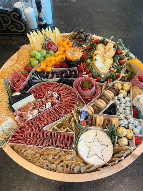 Charcuterie Board Ideas Graduation Party, College Graduation Charcuterie Board, Retirement Party Charcuterie, Charcuterie Board Graduation, Grad Charcuterie Board, Charcuterie Board Meats, Charcuterie Spread, Gourmet Appetizers, Backyard Graduation Party