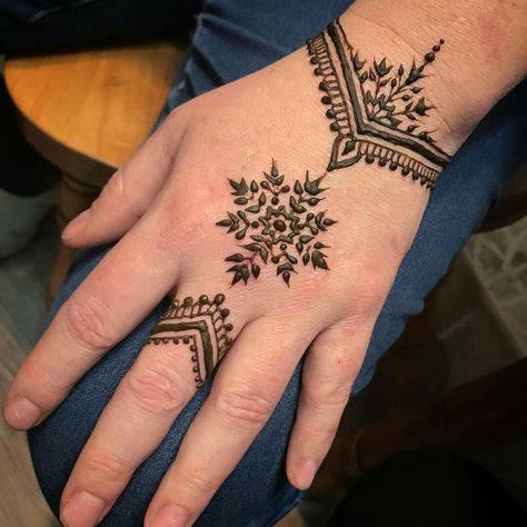 Snowflake design. Nadine's Dreams. Christmas Mehandi Design, Henna Designs Men Hand, Christmas Mehndi Designs, Christmas Mehendi Design, Christmas Henna Design Ideas, Henna Christmas Designs, Winter Henna Design, Snowflake Hand Tattoo, Christmas Henna Design