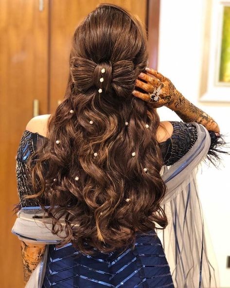 Win your guests over with these modern-chic trending #hairstyles that are sure to be a big hit at the #wedding party! Hairstyles On Lehenga, Hairstyles For Lehenga, Lehenga Hairstyles, Engagement Hairstyles, Indian Wedding Hairstyles, Open Hairstyles, Bow Hairstyle, Indian Bridal Hairstyles, Trending Hairstyles