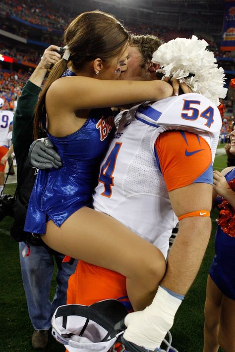 Football Cheerleader Couple, Boise State Football, Football Girlfriend, Football Couples, College Football Players, Football Cheerleaders, Houston Cougars, Boise State, Girlfriend Goals