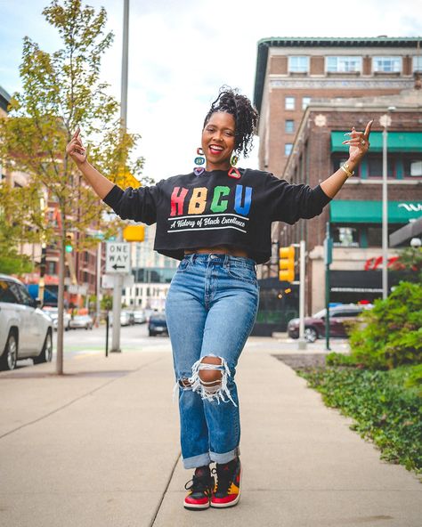 HBCU Homecoming looks are still poppin’ and I’m out here reppin’ in this DIY cropped HBCU sweatshirt 🔥 Paired with distressed denim and kicks to match, we’re keeping it cute, comfy, and all about Black excellence! 💯 This look is perfect for GAME DAY! Tap into my stories for the full details! 🏃🏾‍♀️ 📸 @throughdemis_.lens Earrings: @31and13 #hbcuhomecoming #hbcu Hbcu Homecoming Outfits, Homecoming Looks, Cropped Sweatshirt Outfit, Hbcu Homecoming, Sweenee Style, Homecoming Outfit, Homecoming Outfits, Sweatshirt Outfit, Stylish Mens Outfits