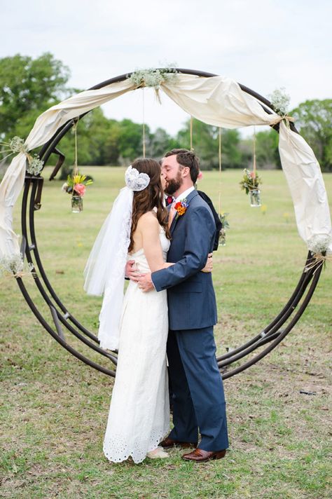 Hay Ring, Summer Camp Themes, Rustic Wedding Diy, Bright Florals, Shabby Chic Wedding, Cute Wedding Ideas, Ceremony Backdrop, Western Wedding, Wedding Songs