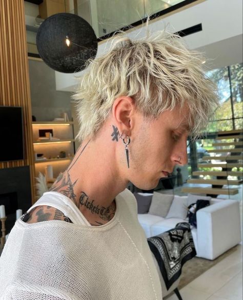 Male Bleached Hair, Mgk Hairstyle, Mgk Hair, Blonde Hair Bleach, Blonde Hair Boys, Mgk 2019, Punk Hair Men, Black Roots Blonde Hair, Bleach Brown Hair