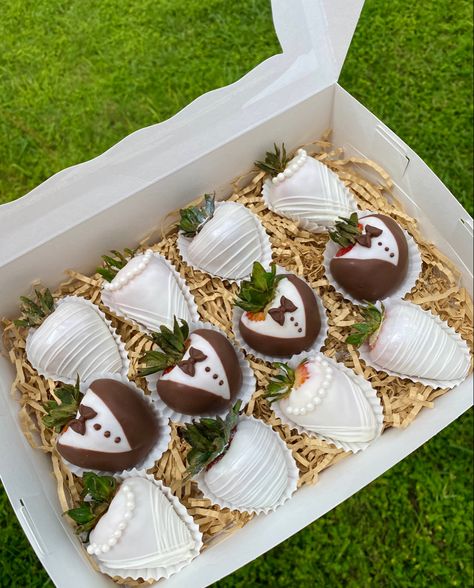 Engagement Chocolate Strawberries, Bride And Groom Chocolate Strawberries, Chocolate Covered Strawberries Engagement Party, Chocolate Themed Wedding, Wedding Strawberries Chocolate, Bridal Strawberries, Engagement Party Desserts Ideas, Bridal Shower Chocolate Strawberries, Bridal Shower Strawberries