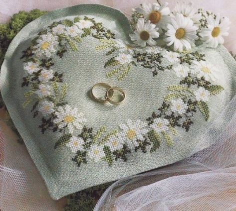 Ré-édition ajout de la grille coussin coeur porte alliance au point de croix "grille gratuite" Rustic Ring Bearer Pillow, Christian Cross Stitch, Wedding Cross Stitch, Ring Pillow Wedding, Fabric Hearts, Cross Stitch Finishing, Soft Heart, Cross Stitch Patterns Flowers, Cross Stitch Heart