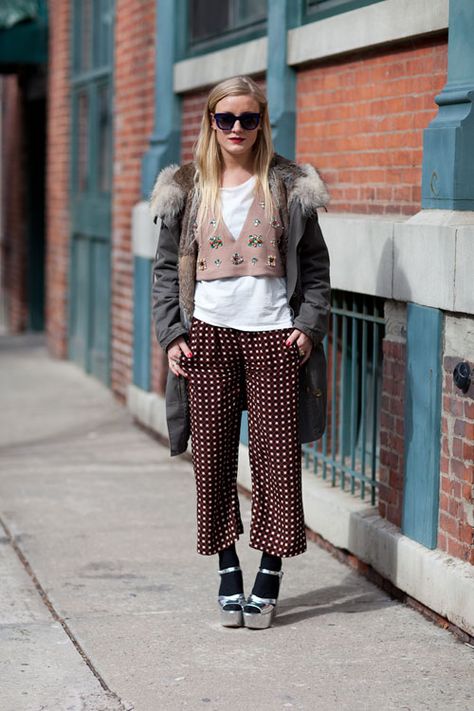 Socks And Shoes Street Style, Socks And Tights Street Style, Socks And Sandals Street Style, Shawl Street Style, Plaid Street Style, Street Style Nyc, Nyc Fashion Week, Anti Fashion, New York Fashion Week Street Style